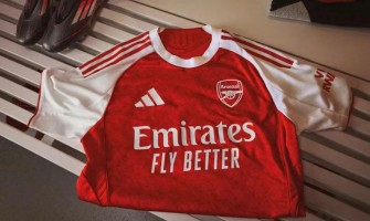 El Arsenal lanza su camiseta de local 2025/26