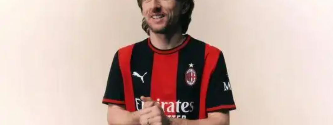 Vuelve la clásica camiseta roja y negra