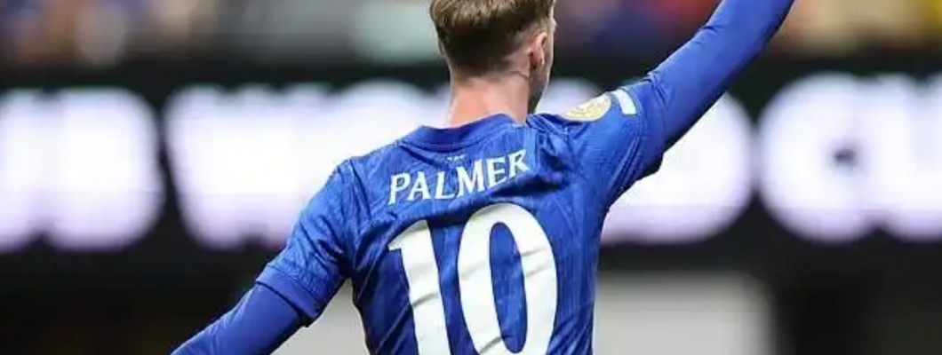 Luciendo la camiseta número 10 para imitar a su ídolo