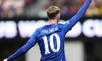 Luciendo la camiseta número 10 para imitar a su ídolo