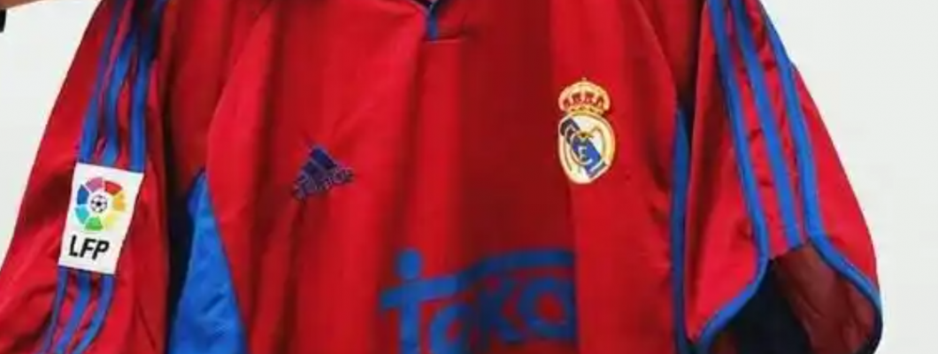 La camiseta rojiazul del Real Madrid genera controversia