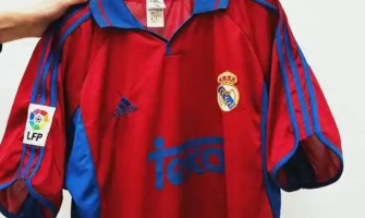 La camiseta rojiazul del Real Madrid genera controversia