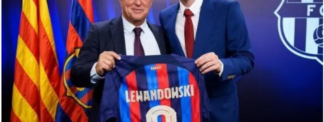 Lewandowski luce la camiseta con el número 9 que originalmente perteneció a Depay