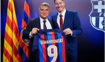 Lewandowski luce la camiseta con el número 9 que originalmente perteneció a Depay